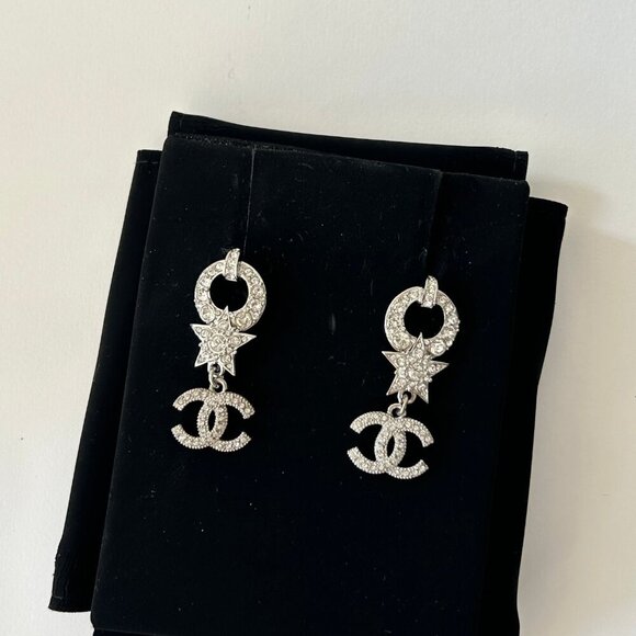 CHANEL STRASS CRYSTAL CC STAR DROP EARRINGS SILVER - Picture 3 of 4